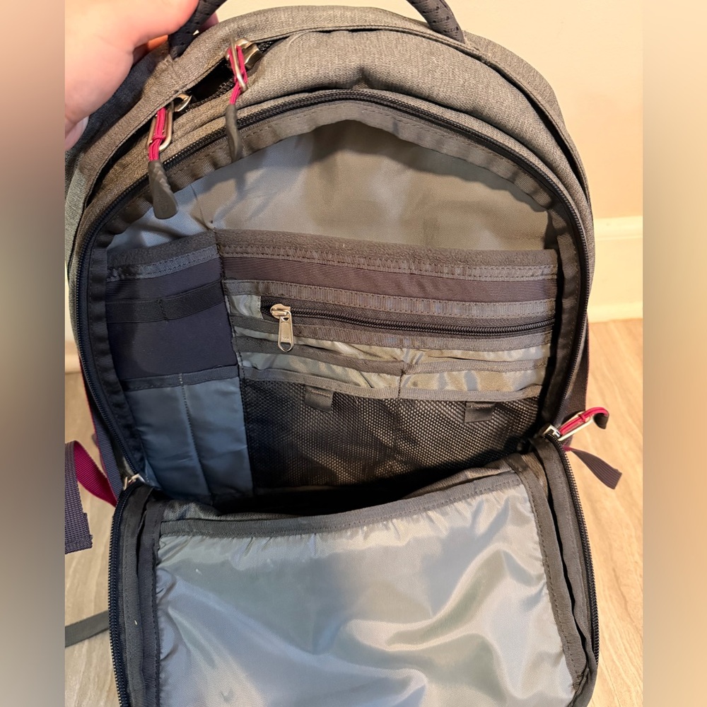 The North Face Recon Everyday Backpack - Durable Travel & Commuter Bag - Picture 3 of 5